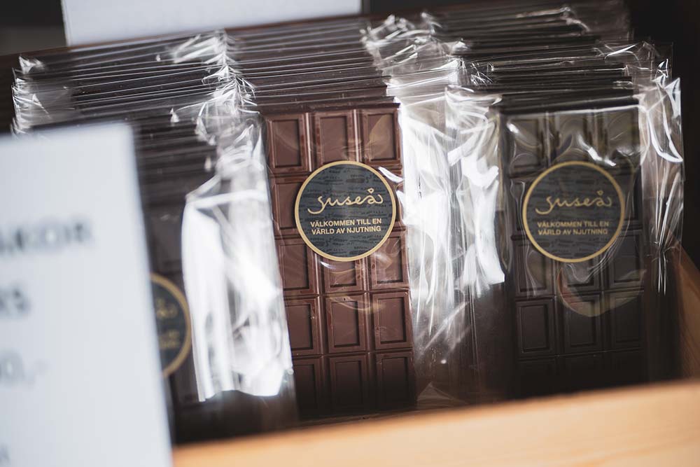 Chokladkakor i genomskinlig plastförpackning.